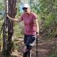 À 61 ans et atteinte d'une sclérose en plaque, Anita Fatis, son mari, sa kinésithérapeute et son caméraman partent dans moins d'un mois pour gravir le Pisang Peak, dans l'Himalaya.