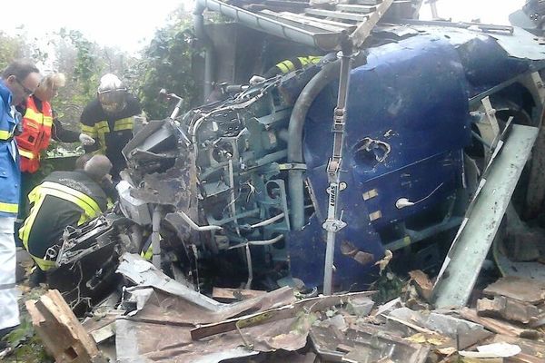 Sur les lieux du crash à Bart, la carcasse de l'hélicoptère suisse