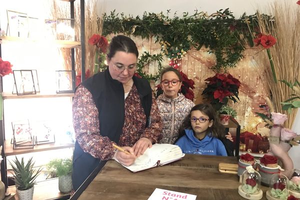 Marine Danos, mère de deux filles est venue présenter ses créations florales au salon des arts à Sorigny le dimanche 19 novembre 2023.