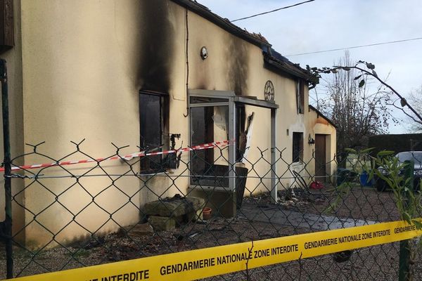 Les corps des deux victimes de l'incendie ont été découverts par les sapeurs pompiers vers 6 heures, jeudi 27 décembre.