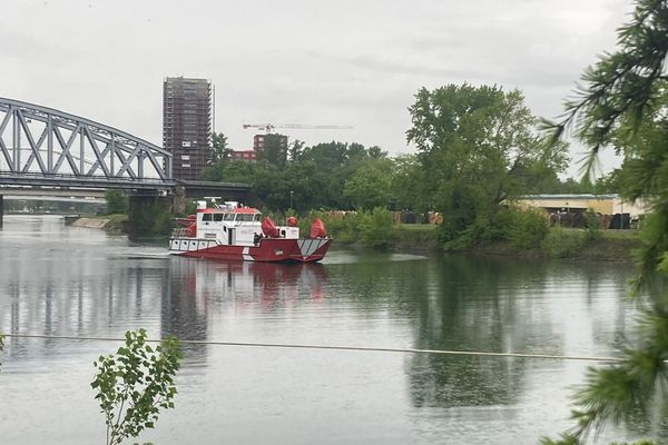 Les sapeurs-pompiers du Bas-Rhin sont intervenus mardi 9 mai à Strasbourg pour lutter contre une pollution aux hydrocarbures sur le Rhin.