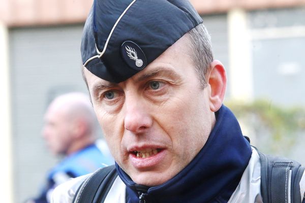 Emmanuel Macron a rendu hommage samedi au lieutenant-colonel Arnaud Beltrame, en déclarant que l'officier était "tombé en héros" lors des attaques dans l'Aude. Arnaud Beltrame, qui s'était proposé comme otage auprès du jihadiste auteur des attaques de Trèbes et Carcassonne.