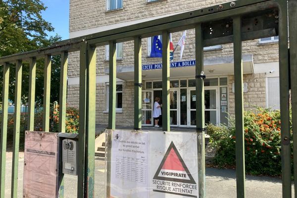 Le lycée Adrienne Bolland de Poissy. Un adolescent aurait été victime de harcèlement l'an dernier.