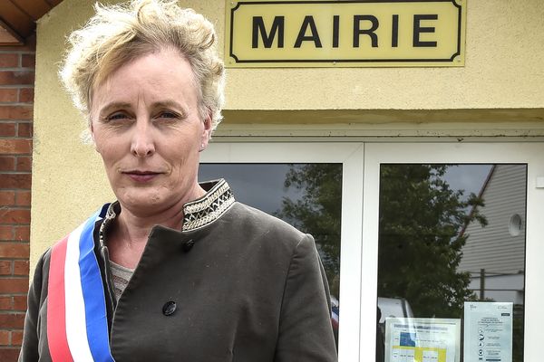 Marie Cau, en mai 2020, devant sa mairie de Tilloy-lez-Marchiennes.