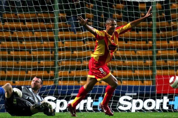 L'ancien attaquant du RC Lens Daniel Cousin a été nommé sélectionneur du Gabon, avec Pierre-François Aubame Eyang, père de l'ancien du LOSC Pierre-Emerick Aubameyang. (Photo novembre 2005)