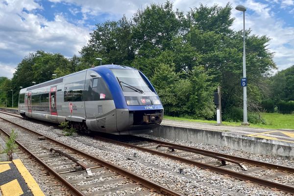 Une rame de la ligne TER Limoges-Poitiers stationnant ici en gare de Nantiat.