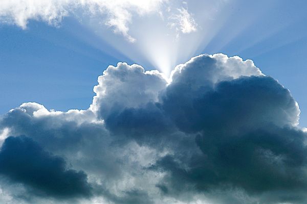 Des cumulus jouent avec le soleil