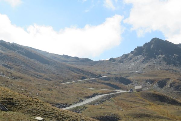 La route menant au col Agnel, un site apprécié des randonneurs et VTTistes.