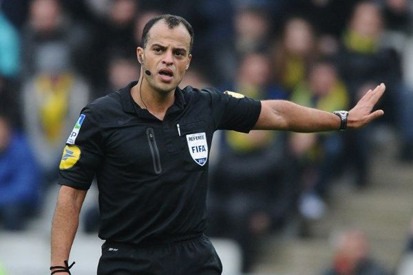 Saïd Ennjimi arbitre un match entre Nantes et Lorient, à Nantes, le 12 janvier 2014.
