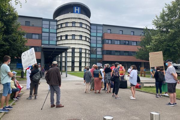 La manifestation a rassemblé quelques soignants, ainsi que beaucoup d'autres opposants au pass sanitaire