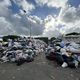 Amoncellement de sacs de vêtements à la déchèterie de Saint-Lô (Manche)