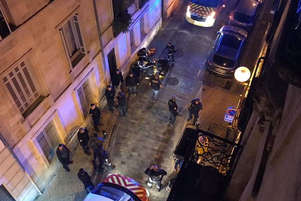 La victime, retrouvée inconsciente rue de la Fusterie, a été évacuée dans un état grave au CHU de Bordeaux.