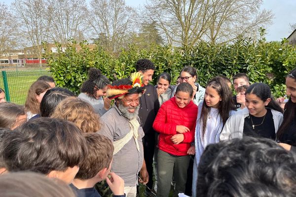 Le chef coutumier papou est venu jusqu'en Gironde pour échanger avec une soixantaine de collégiens.