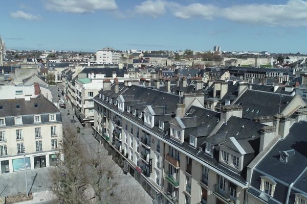 À Caen, capitale du Calvados, le maire Joël Bruneau s'est lancé dans la campagne des législatives sous l'étiquette divers droite.