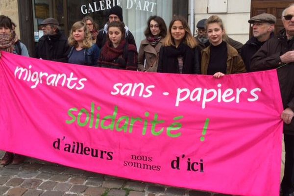 A Poitiers, le collectif 'D'ailleurs nous sommes d'ici" se mobilise pour trois mineurs isolés guinéens.