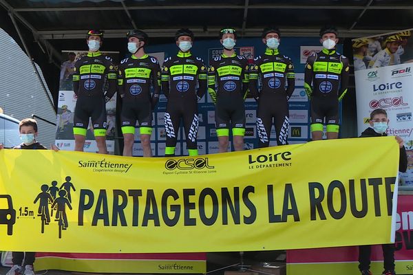 Les jeunes cyclistes qui ont été accidentés le 17 mars à Saint-Just-Saint-Rambert (Loire), ont présenté leur banderole avec ce message, "partageons la route", samedi 27 mars à l'occasion du Grand Prix cycliste de Saint-Etienne.