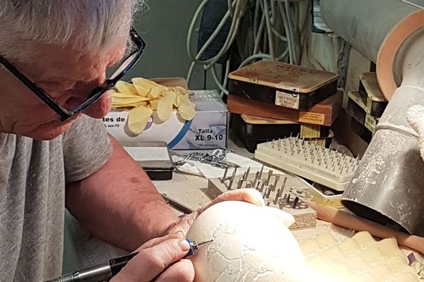 Depuis près de 30 ans, Jean-Pierre Surugue sculpte minutieusement des oeufs d'autruche.