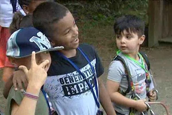 Après une journée pleine d'émotions, les enfants repartent avec des souvenirs et des copains