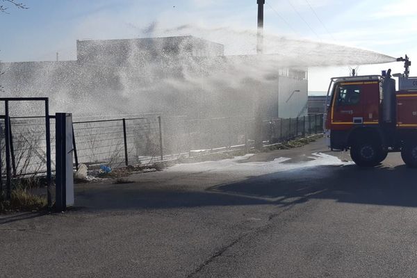 L'incendie d'une cuve d'huile végétale a mobilisés 18 sapeurs-pompiers et plusieurs fourgons chargés de mousse