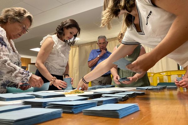 Dépouillement du premier tour des législatives 2024, dans un bureau de Louhans (Saône-et-Loire).