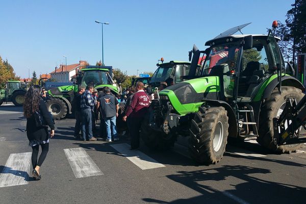 Une partie du boulevard Berthelot à Clermont-Ferrand a été bloquée, tandis que des représentants du GFA étaient reçus dans les locaux de la Safer.