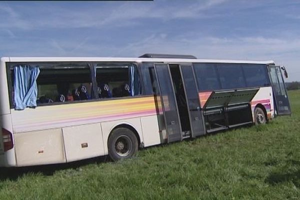 Le car a terminé sa course dans un champ faisant 18 blessés légers 