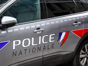 Le véhicule des trois policiers a été percuté dans la nuit dans le 16e arrondissement de Paris.