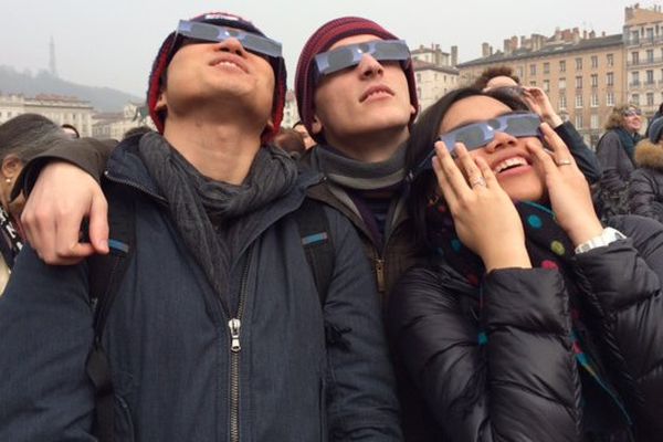 Le 20/03/2015 des observateurs, le nez en l'air, se régalent du spectacle- Lyon