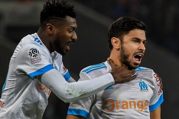 Morgan Sanson vient d'inscrire le but de la victoire, il est félicité par son coéquipier André-Franck Zambo Anguissa