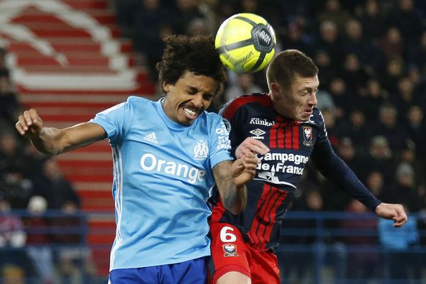 Duel entre Luiz Gustavo et Jonathan Delaplace. En deuxième période, le Stade Malherbe a perdu beaucoup de ballons. Marseille, plus solide dans le jeu, en a profité pour prendre l'avantage. 