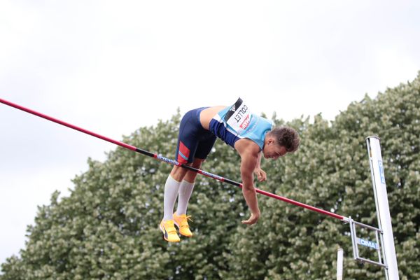 Thibaut Collet remporte le titre de champion de France de saut à la perche.