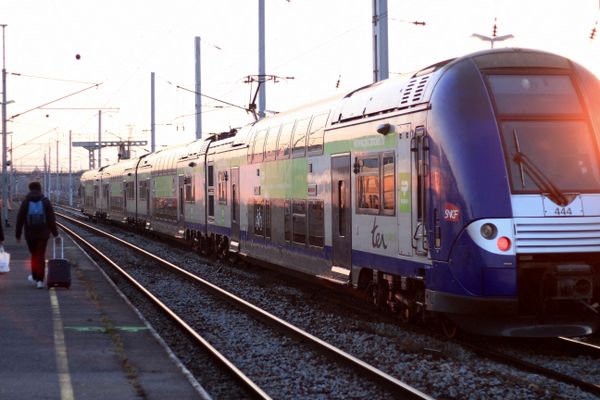 Un TER Hauts-de-France en gare de Saint-Quentin (Aisne) en 2021.