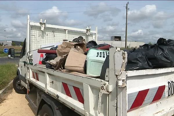 Ramassage de déchets au bord d'une route départementale de l'Hérault