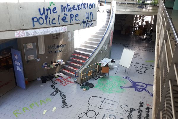 Le hall du centre des langues vivantes. Photo prise ce matin.