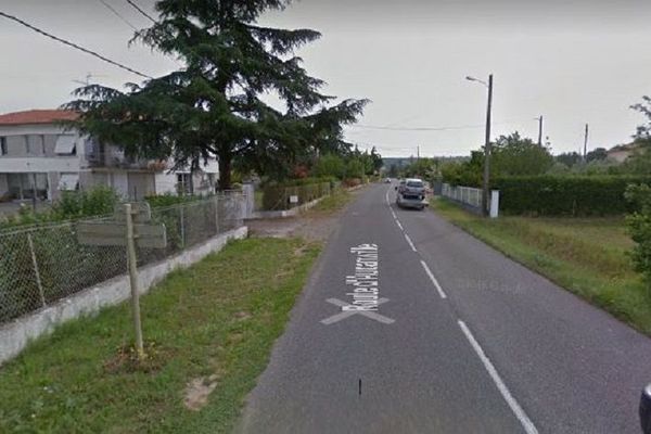 Le panneau Grisolles sur la D52 avant qu'il ne soit démonté.