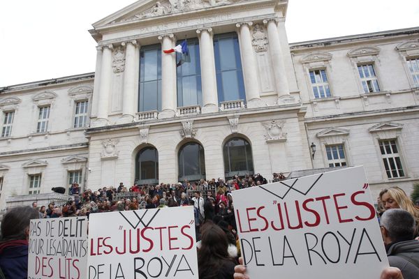  Nice le 23/11/2016 - Des centaines de personnes se sont réunies a Nice devant le palais de justice pour soutenir les deux Azuréens jugés pour avoir aidé des migrants - Cedric Herrou et Pierre-Alain Mannoni, comparaissent devant le tribunal correctionnel de Nice. Ce dernier a été relaxé. 