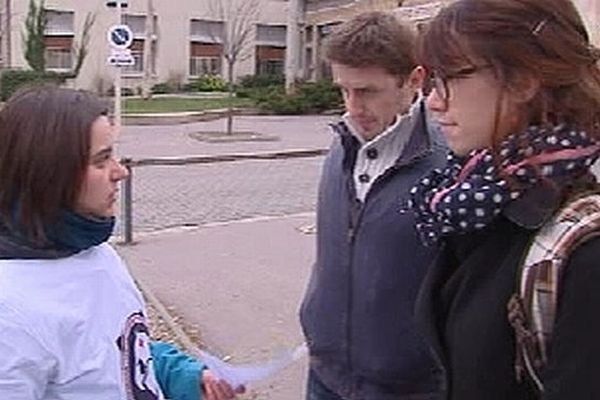 A Lyon seules deux infirmières étaient mobilisées... elles distribuaient des tracts devant l'hôpital Edouard Herriot- Le 7 janvier 2013