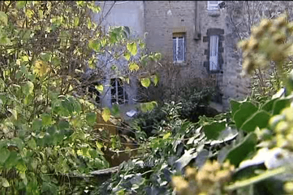 C'est dans le jardin de cette maison qu'a été découvert vendredi le corps d'un jeune Ornais de 25 ans