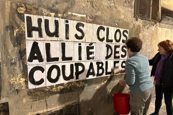 En soutien à Gisèle Pelicot dans le procès des viols de Mazan, les Amazones d'Avignon ont collé des affiches dans la ville contre le huis clos partiel imposé par le président de la cour criminelle de Vaucluse.