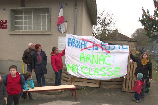 Une cinquantaine de personnes devant l'école de la commune d'Arnac La Poste pour s'opposer à la suppression d'une classe en septembre.