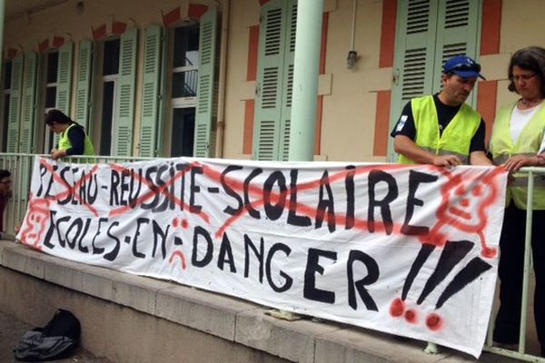 Manifestation des parents d'élèves contre la sortie des REP (Réseau d'éducation prioritaire) de 3 écoles de Sète le 12 mai 2015.