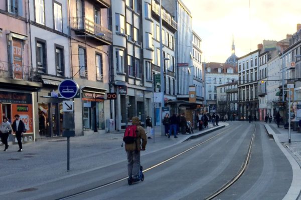 Les deux-roues circulant sur les voies du tramway risquent une amende de 135 euros.