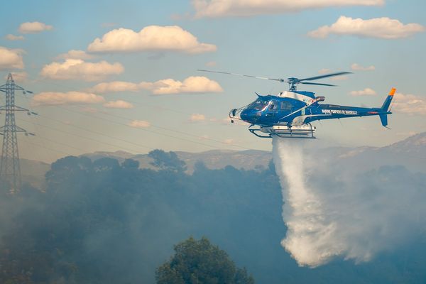 Canadair en action à Marseille