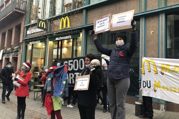 Le "Maquis Alsace-Lorraine" a manifesté devant le McDonald's de Strasbourg ce dimanche 19 décembre.