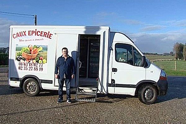 José sillonne le pays de Caux avec son camion-épicerie.