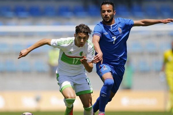 L'Algérien Farid el Melali (à gauche) affronte l'Azerbaïdjanais Joshgun Diniyev lors de son match de demi-finale à la Dalga Arena aux 4èmes Jeux de Solidarité Islamique de Bakou, le 18 mai 2017.