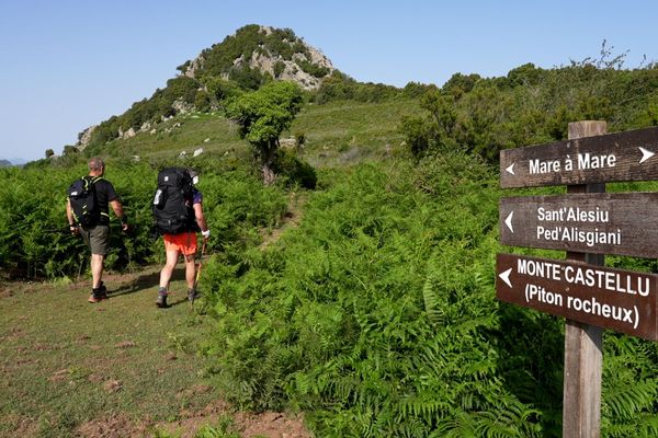 Du levant au couchant, pour la 3e saison de la série de randonnées "Embarquez sur...", Stéphane Usciati vous emmène à la découverte du sentier Mare à Mare