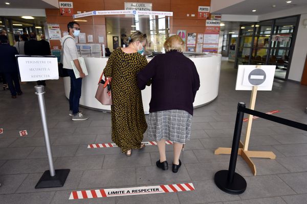 Dans le hall de l'hôpital ou la Clinique, il faut continuer les mesures barrières, sans râler