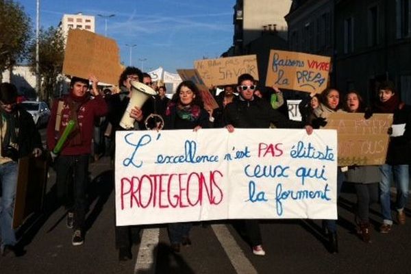 Manifestation des classes prépa du lycée Pothier(Orléans) en soutien aux enseignants