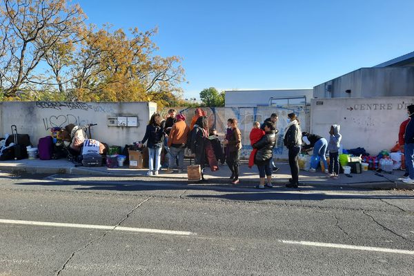 Les occupants du squat rue Valsière à Montpellier désormais sur le trottoir suite à leur expulsion ce mercredi 17 novembre 2021.